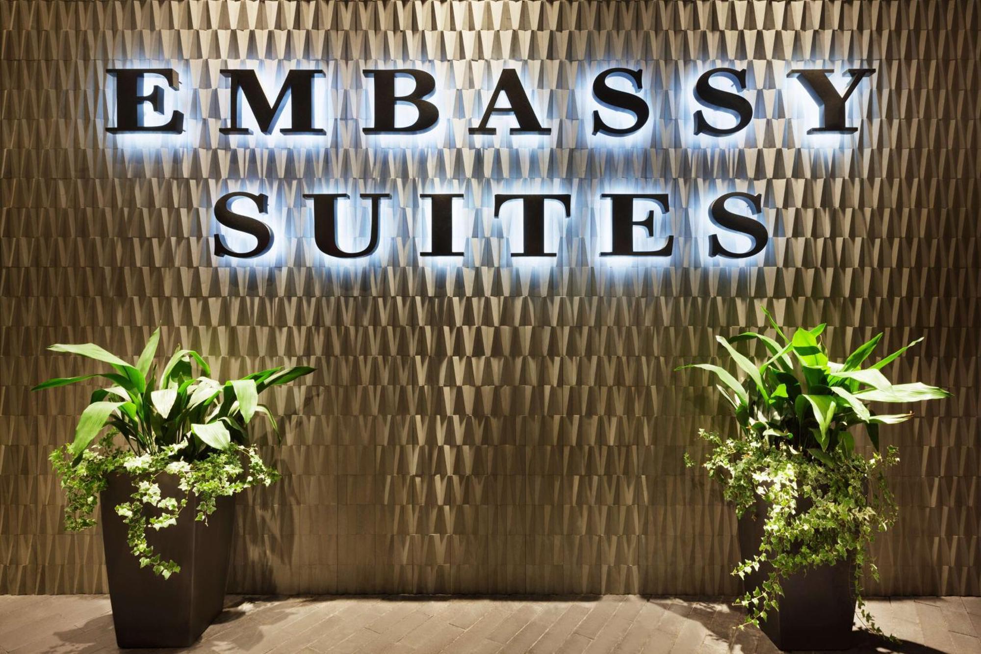 Embassy Suites By Hilton Charlotte Uptown Exterior photo